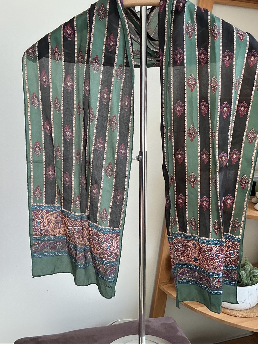 Elegant Green Paisley Stripe Lightweight Scarf